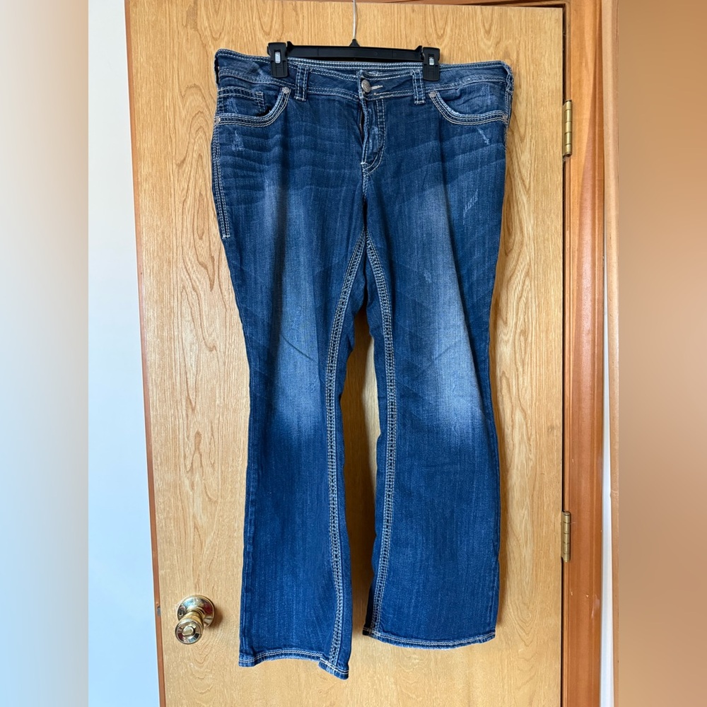 Silver Suki jeans. Mid rise. Boot cut.